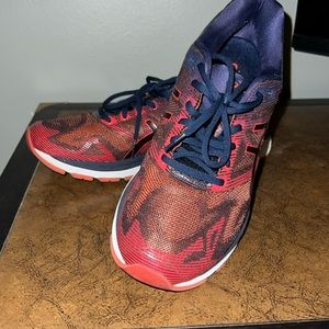 ASICS NIMBUS 19 Men’s size 11M. Nearly Perfect condition. Red/Navy